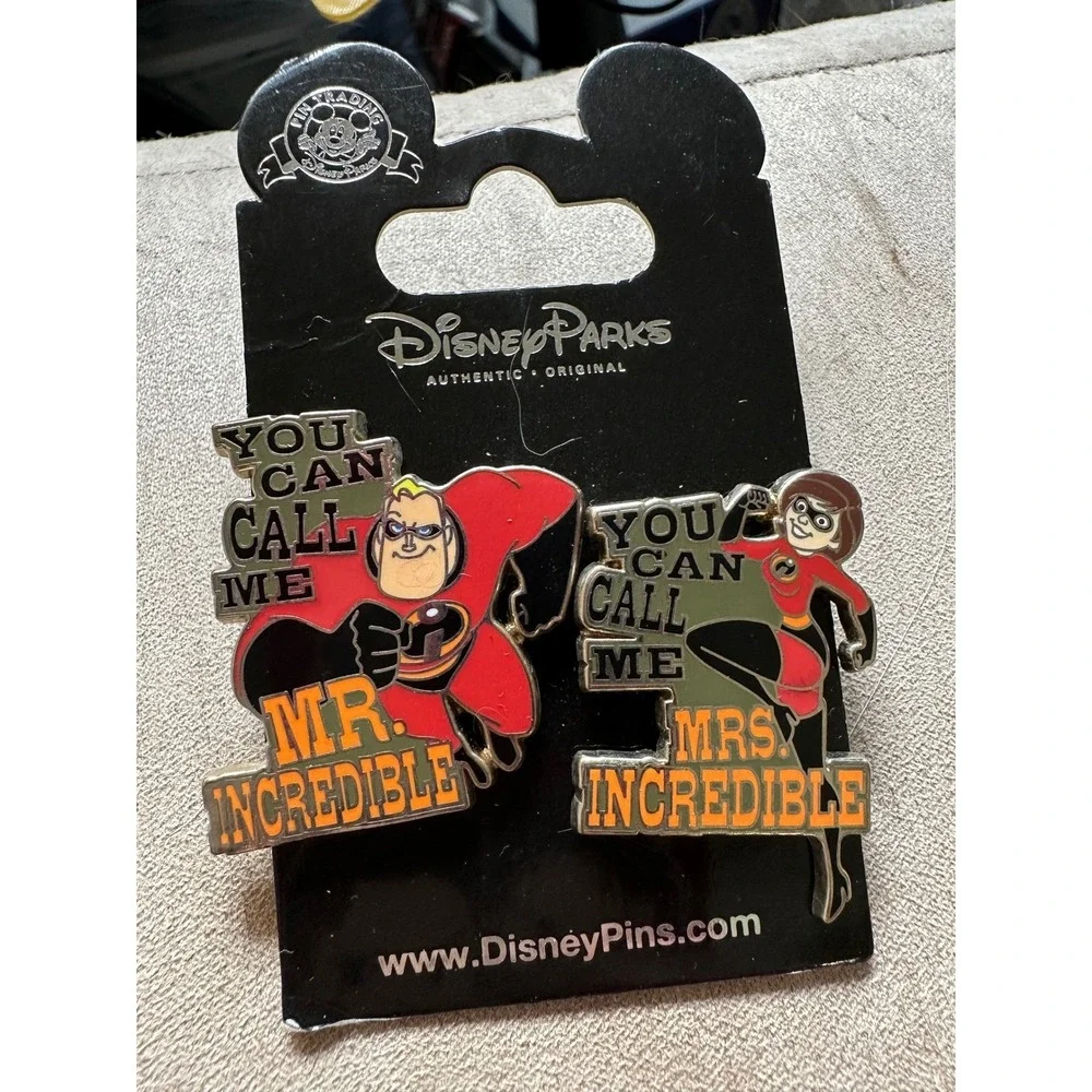 NWT 2015 Pixar Mr. Incredible Mrs. Incredible 2 Disney pin set card super hero